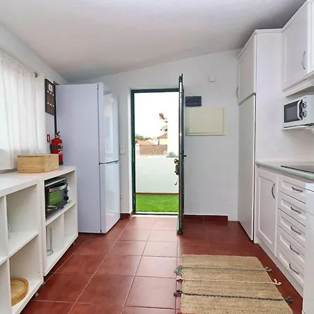 Comfortable House In With Terrace بيت للعطل