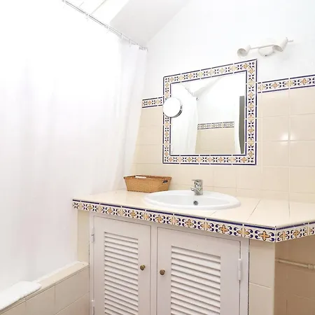 Comfortable House In With Terrace بيت للعطل *